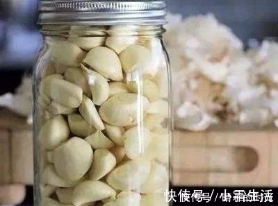 常吃|白酒泡大蒜,功效作用大,常吃对身体好,建议收藏