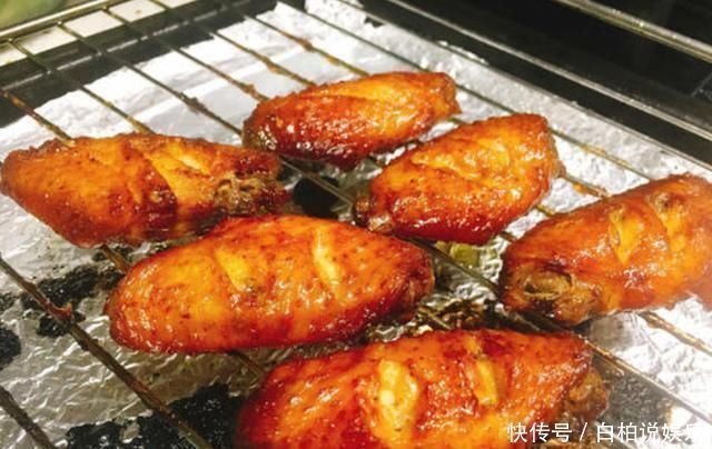 儿子半夜“偷偷”做宵夜,馋嘴妈妈掐点蹭饭,网友吃货母子