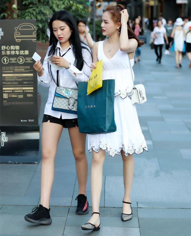 紧身牛仔裤|小姐姐身穿紧身牛仔裤,美女高贵优雅,女神风范十足!