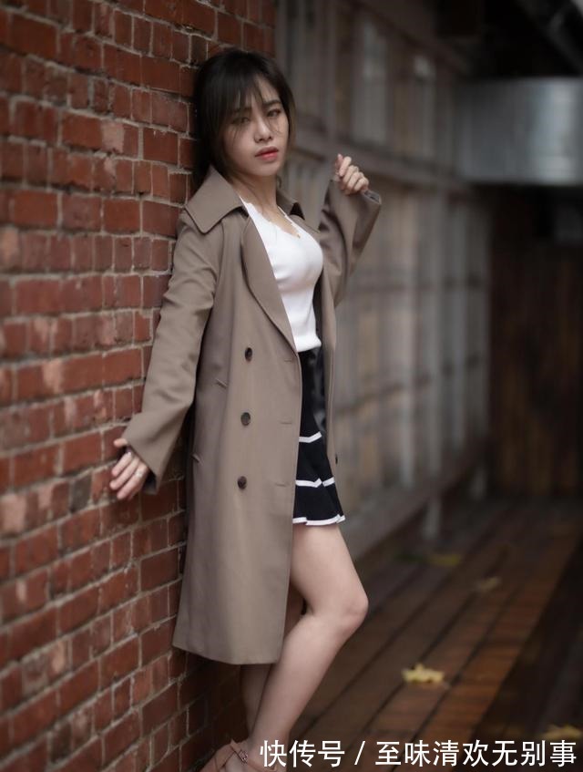 知性 温柔纯洁的白色针织衫搭配深蓝色高腰A字裙,简约干练又知性优雅!