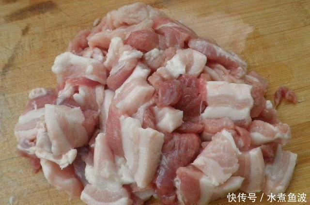 挂面别再煮着吃了,加点白菜五花肉上锅一焖,面条劲道入味特好吃