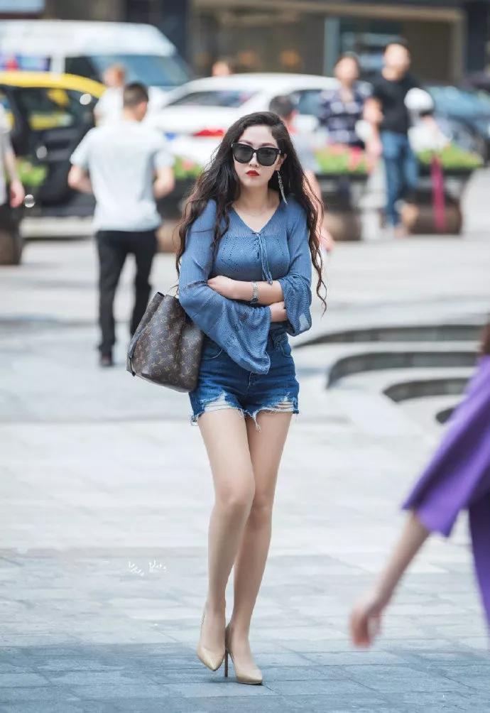 阳光打在小姐姐的脸上，看上去带着青春的味道，显得特别的清爽