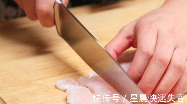 鸡蛋清|孩子爱吃的椒盐鱼米花，焦香酥脆，肉嫩鲜香，解馋有营养的美食！