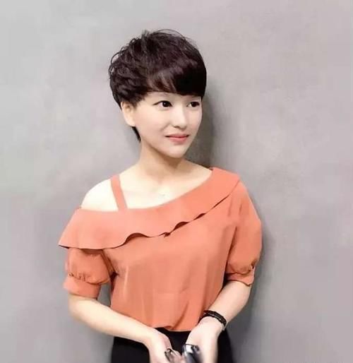 头发又软又细，洗完头第二天就贴头皮，发量又少，怎么办？还有办法可以抢救吗？