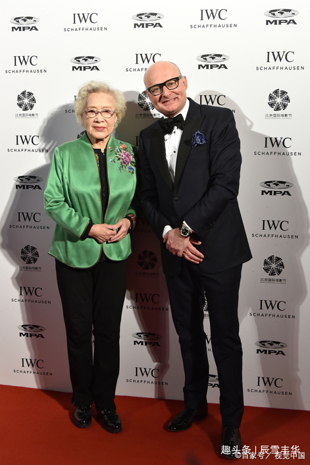 高雅|98岁秦怡美到了骨子里，病房里穿粉色“奶奶衫”，气质优雅又端庄