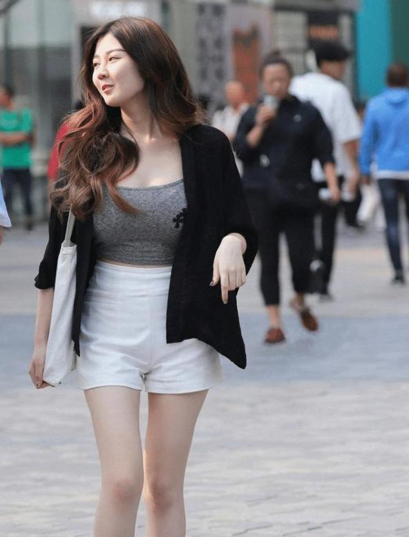 时尚 黑灰色上衣搭配纯白色超短紧身裤，时尚有韵味，甜美可人