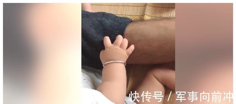 爸爸|爸爸压着宝宝的腿,萌娃又是扯腿毛又是打的,真是太不容易了