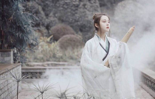 中国校服千篇一律，汉服落落大方，用汉服取代校服行得通吗？