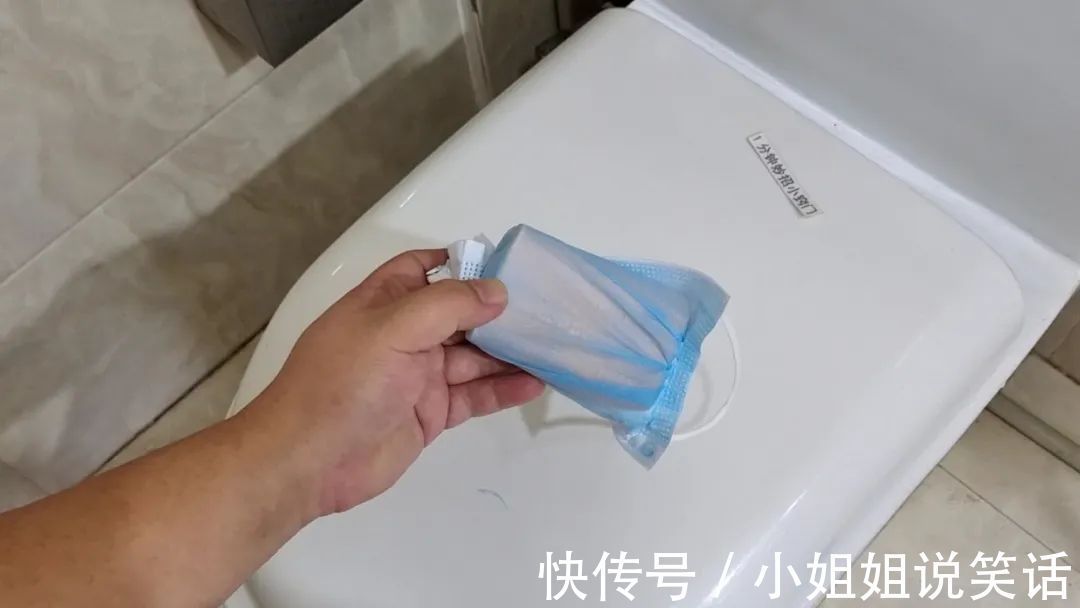 一次性口罩剪一刀，放卫生间，解决了家庭大难题，省钱又实用