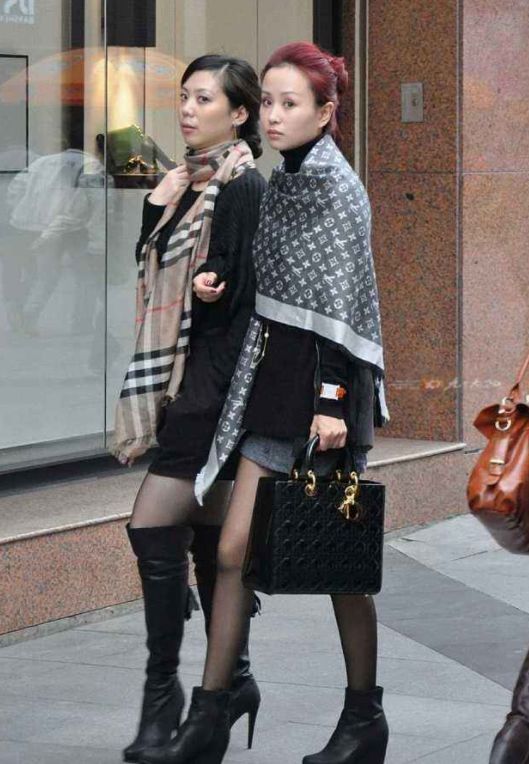  展现|街拍：小姐姐穿黑丝展现性感身材，女人味十足