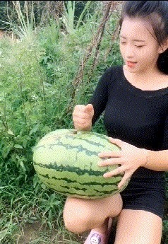 |搞笑GIF：大叔用什么牌子的洗发水，头发如此飘逸