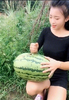 |搞笑GIF:大叔用什么牌子的洗发水,头发如此飘逸