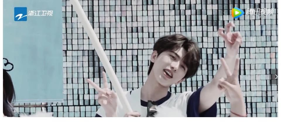 动作|《奔跑吧》收官baby与宋雨琦上演姐妹情深,宋雨琦动作引热议,真假感情很明显