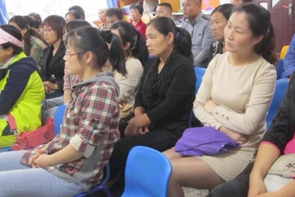 穿衣|90后辣妈给儿子开家长会,却因穿着惹争议,孩子尴尬抬不起头