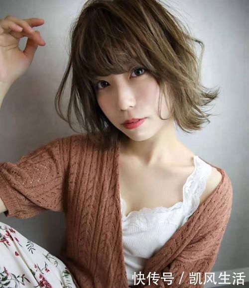 羊毛卷|羊毛卷已经“失宠”,今年流行这种发型,减龄又洋气满满高级感