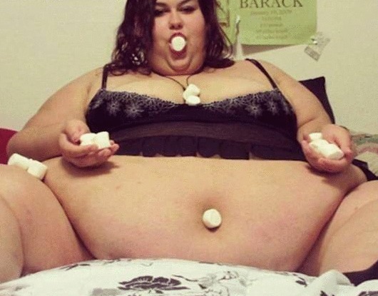 梦想|一个女人梦想成为世界最胖的人,男友每天用漏斗喂她,真为她担心