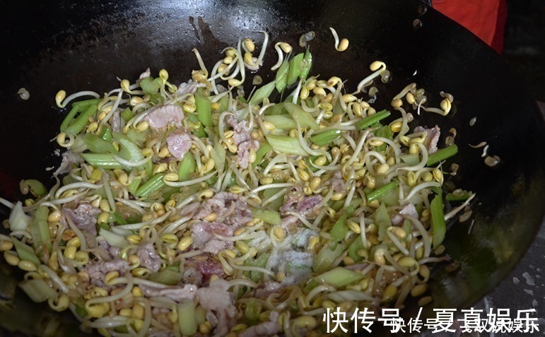 集体|亲戚请吃饭,只招待1碗面,大家都嫌他小气,半小时后集体停不了