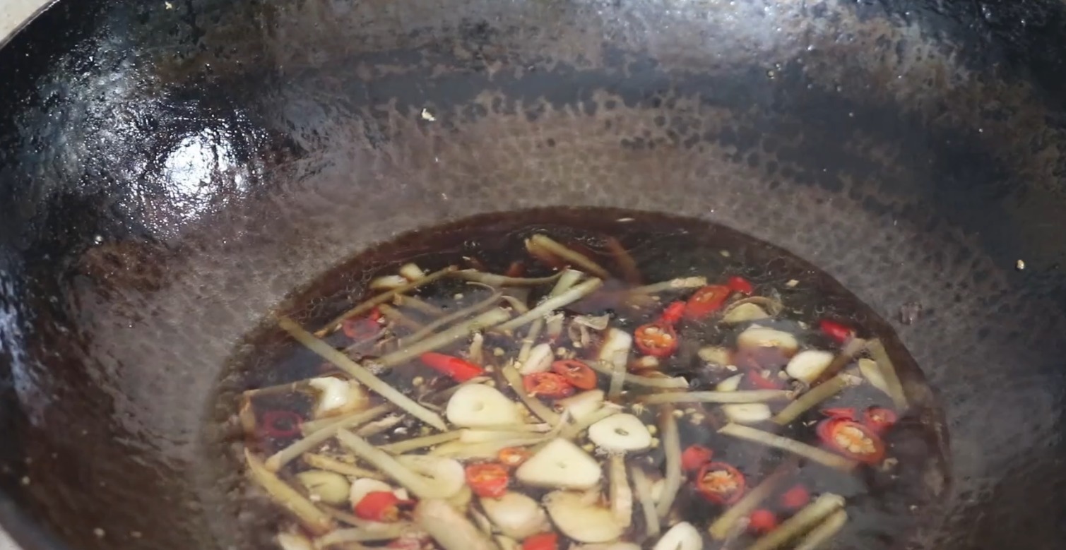 青椒别再炒肉丝炒鸡蛋,扔一把盐,不煮不炒,农村待客就靠它