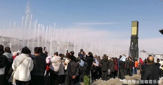 号称亚洲之最的大喷泉,就在大西安,音乐响起瞬间就被游客包围了