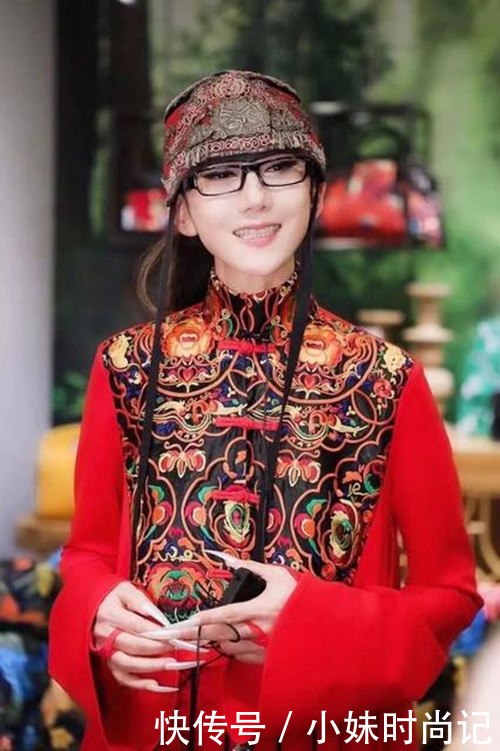 62岁杨丽萍不服老“羽毛”发型配长袍走民族风，鱼尾纹好明显