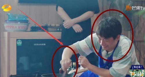 黃磊做面，看清用啥攪拌的，連張子楓都懵了，再有食欲也不敢吃了