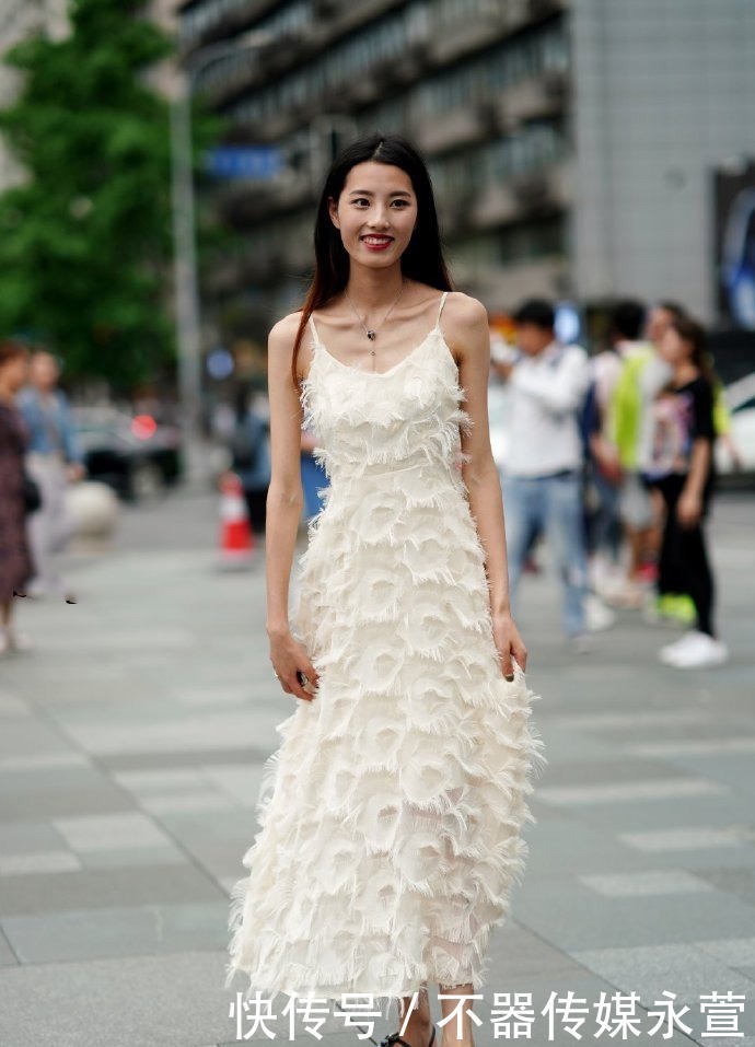 甜美|小姐姐穿绒毛的连衣裙美成仙女，笑容还这么甜美