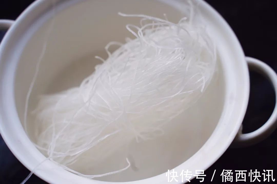 吃8个扇贝要配2头蒜，这样的蒜蓉粉丝蒸扇贝味最正！蒜香超浓郁！