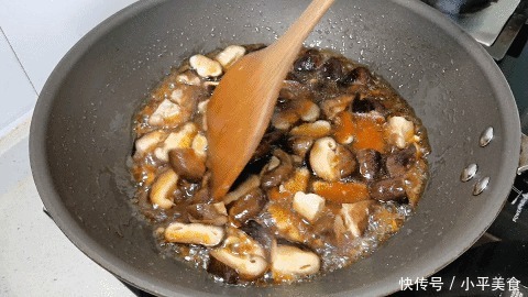 炒香菇时，不要直接就下锅，记住这一点，不放一点肉，味道比肉香