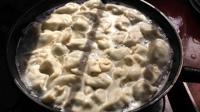 冷水|煮饺子时,不要中途加冷水,记住多放2样,饺子完整筋道不发粘
