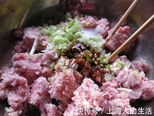 用此种菜包饺子那才叫一个香，比韭菜馅好吃，孩子吃了两大盘