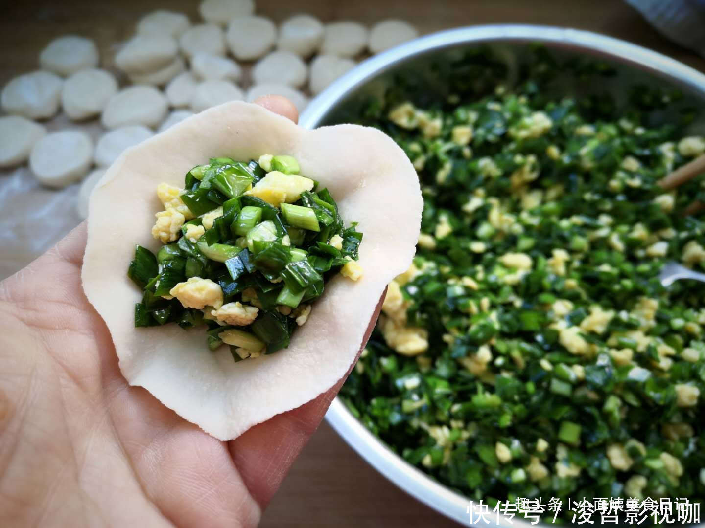 搅拌均匀|做韭菜鸡蛋馅饺子，“最忌讳”放它，很多人弄错，难怪饺子不好吃