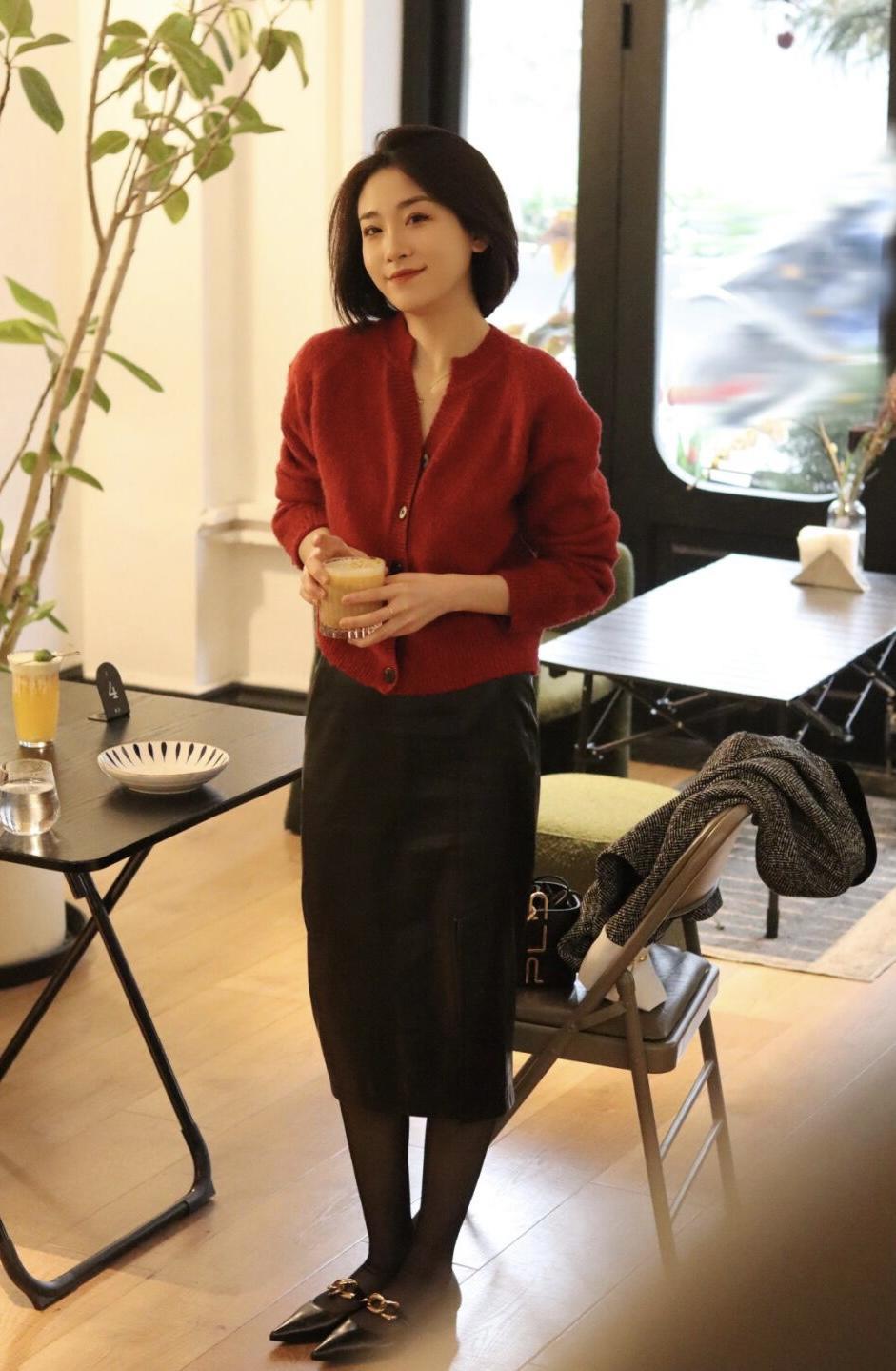 包臀裙 “开衫”的高级穿法是这样的,保暖舒适又温柔,每一套都能照穿