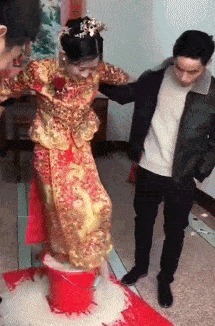 |搞笑GIF:一天卖多少钱无所谓,主要是气质不能输!