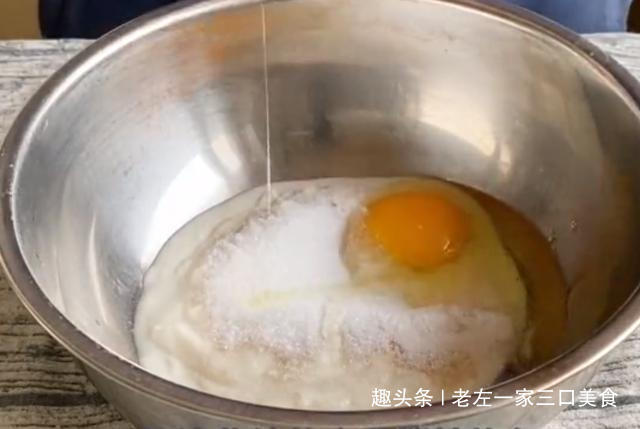 宅在家里做美食,玉米面粗粮发面饼,一压一个,柔软细腻口感好