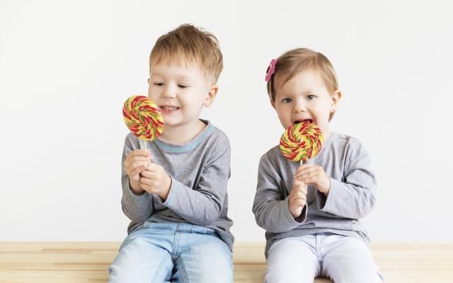 甜食|7岁男孩长了“双排牙”,需要一颗一颗拔掉,奶奶自责不已