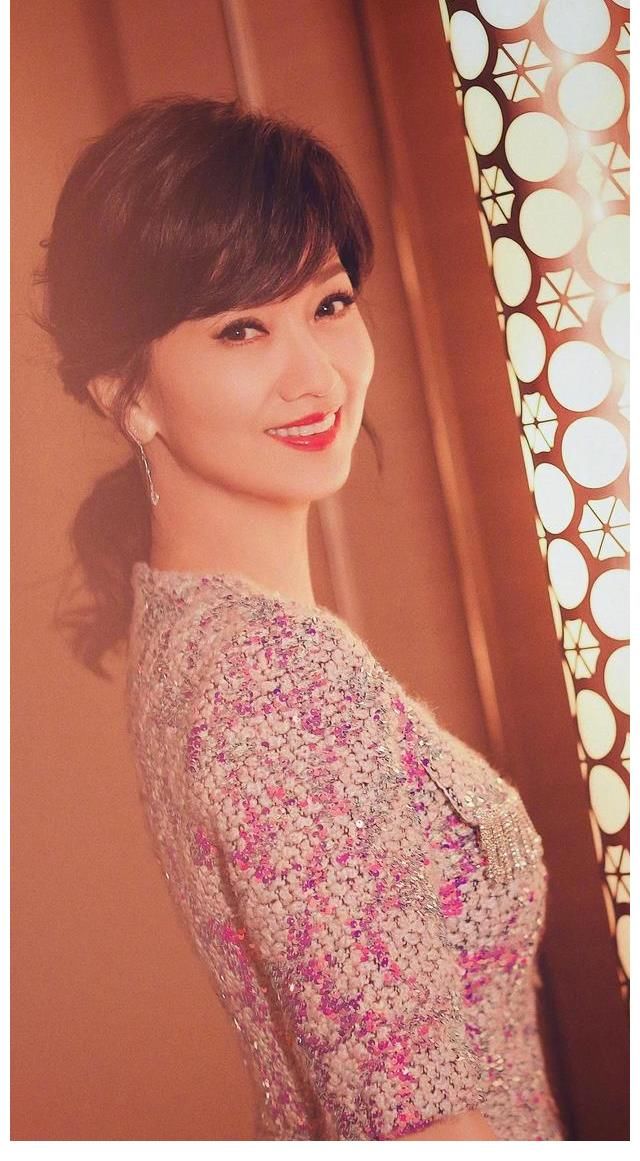 代表作|大湾区秋晚四个年龄加起来超200岁的靓姐惊艳亮相共唱经典粤语曲