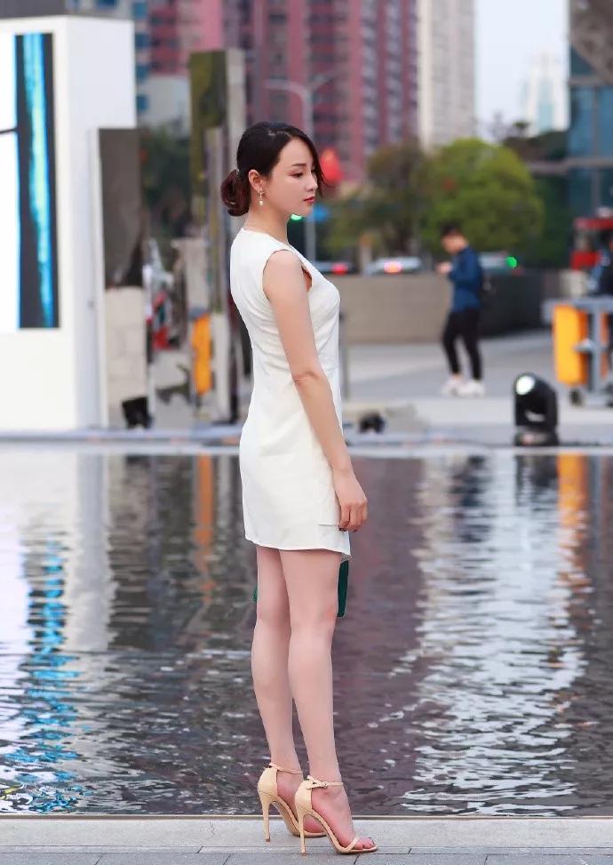 蕾丝|小姐姐扎着一个气质的小马尾,看上去有些迷人,有些可爱