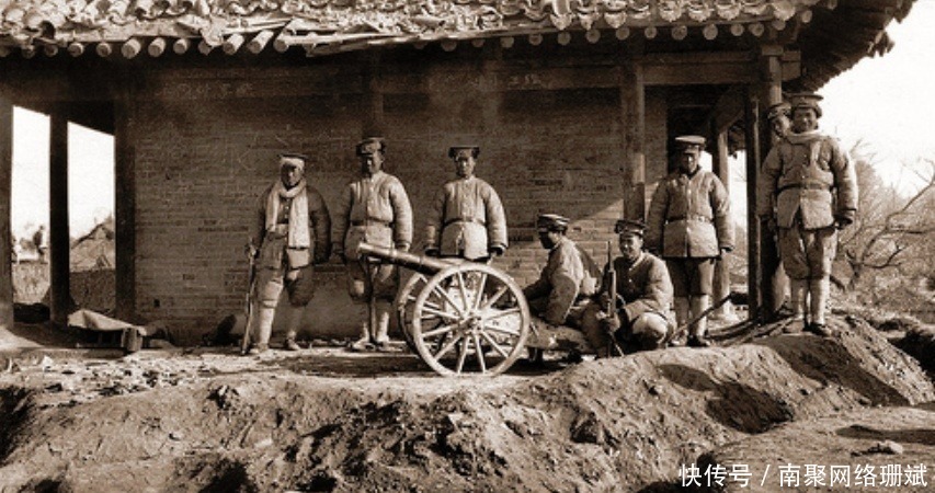 乞丐|清末民初的老照片:图三乞丐冻死街头,图七是大清朝最高的男人