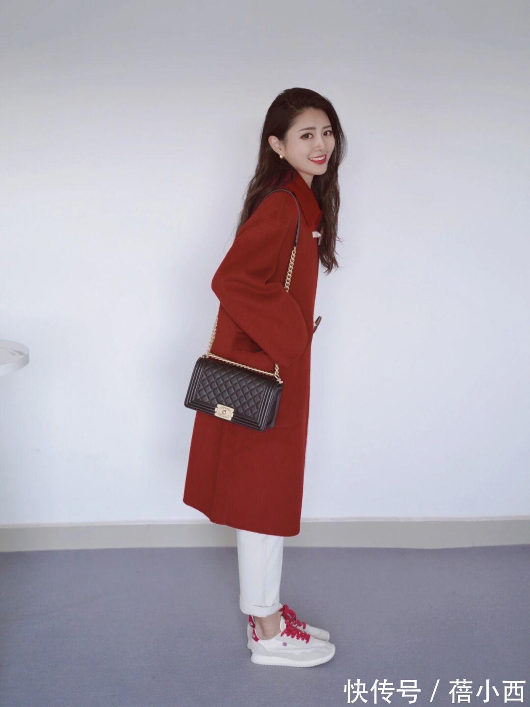 搭配 “长款大衣”才是冬季必备的搭配单品,简约时尚不花哨,还很时髦