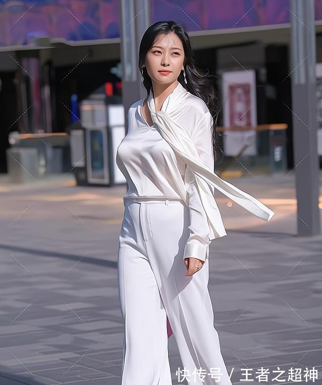 穿搭 简洁的白色职业套装,端庄又大气,尽显知性美感!