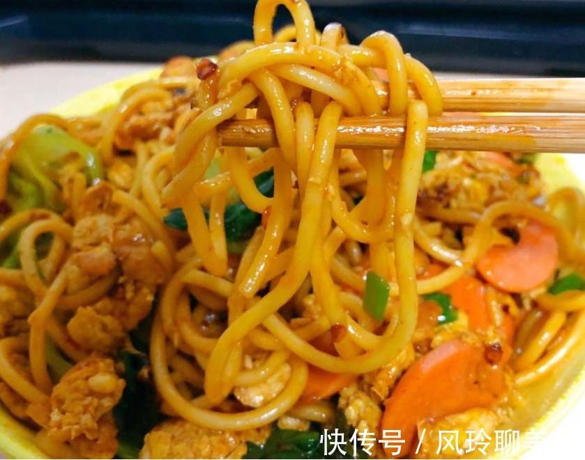 老干妈|老干妈和此物吃，好吃到舔盘，成本不到五元，饭店卖15块一份