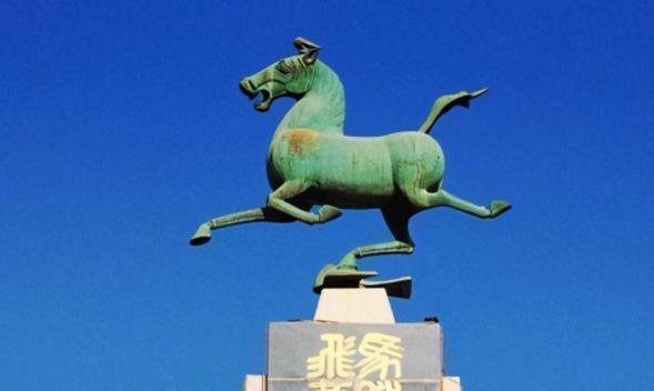 文物&“马踏飞燕”为何都是侧面照?当正面照曝光后,大家忍不住笑了