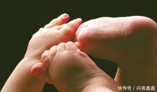 症状|手和脚出现4种症状,若是占1个,说明肝脏不太好