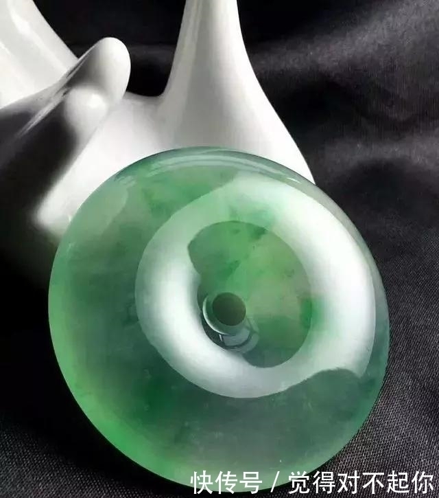 水头|老大爷嫌自己佩戴的翡翠水头不太好,用水一泡后,一看吓了一跳