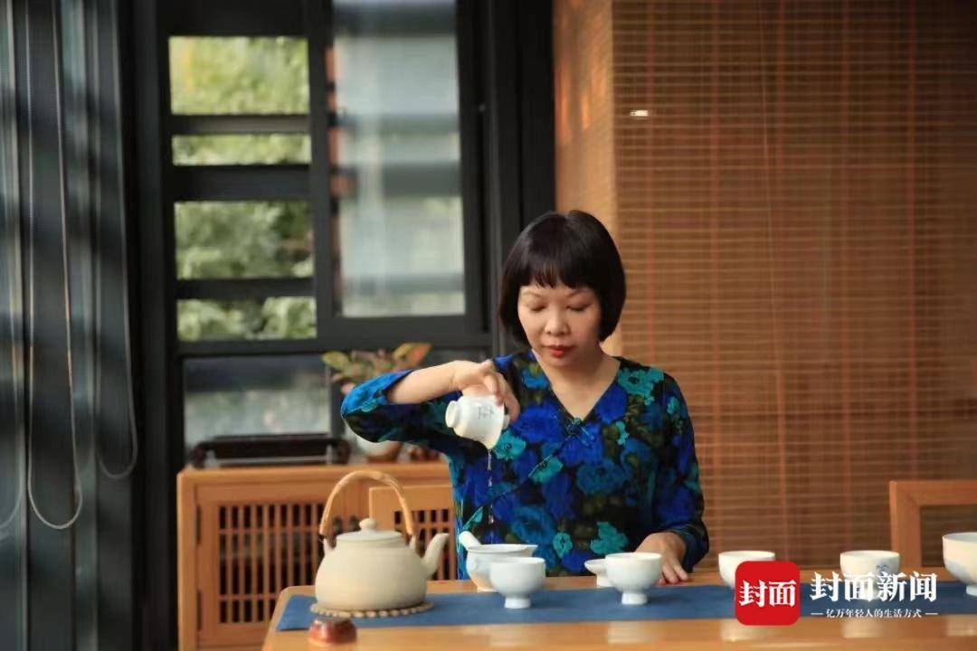 四川省三八红旗手 成都散花书院创始人廖芸 希望再现天府盛世文人荟萃的景象 粉紫色