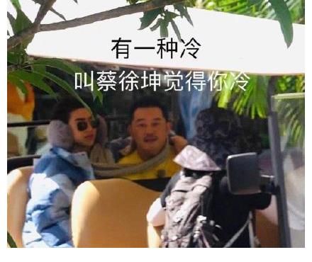 蔡徐坤 《奔跑吧》三亚录制图曝光，沙溢清爽短袖出镜，蔡徐坤穿得像过冬