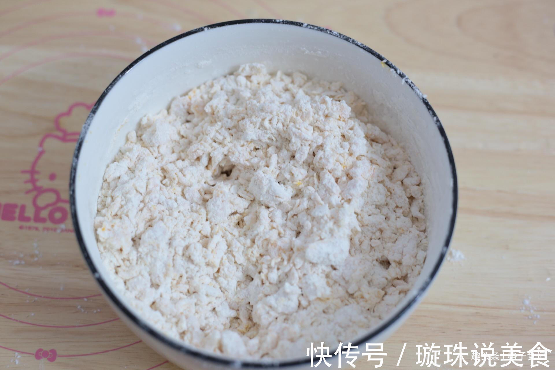 面粉里加点南瓜,不蒸不烤,出锅女儿抢着吃,太香了,好吃不上火