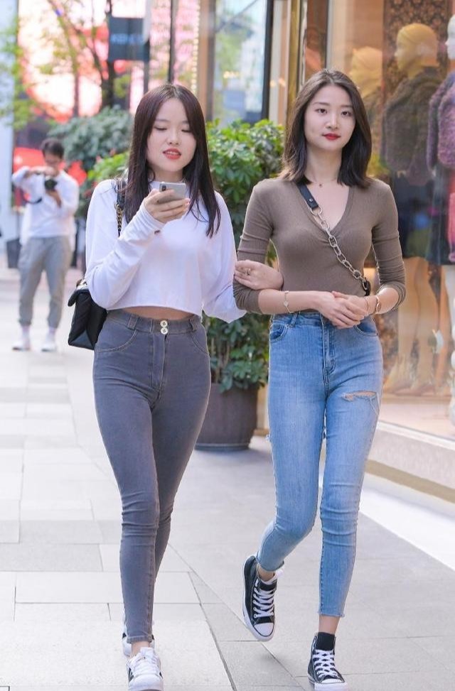 穿着选择时髦,与闺蜜一起展示出众的外表美