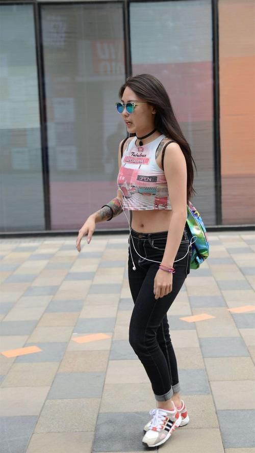 紧身牛仔裤 身材丰满就要穿紧身牛仔裤,才能彰显线条美,性感身材一览无遗