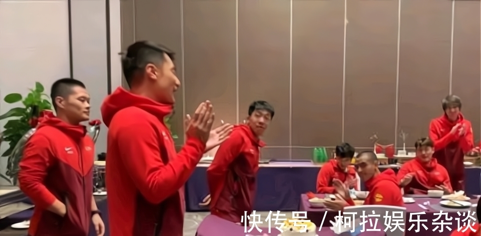 李铁|输球不输排场!国足包五星级豪华酒店隔离,李铁开心给队员过生日